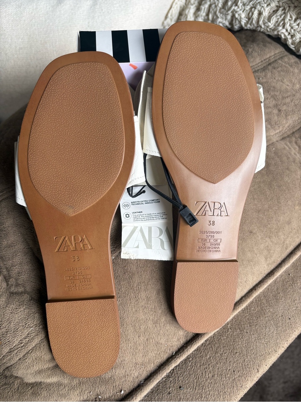 Zara White Bow Slide Sandals with Tan Trim - Picture 4 of 4